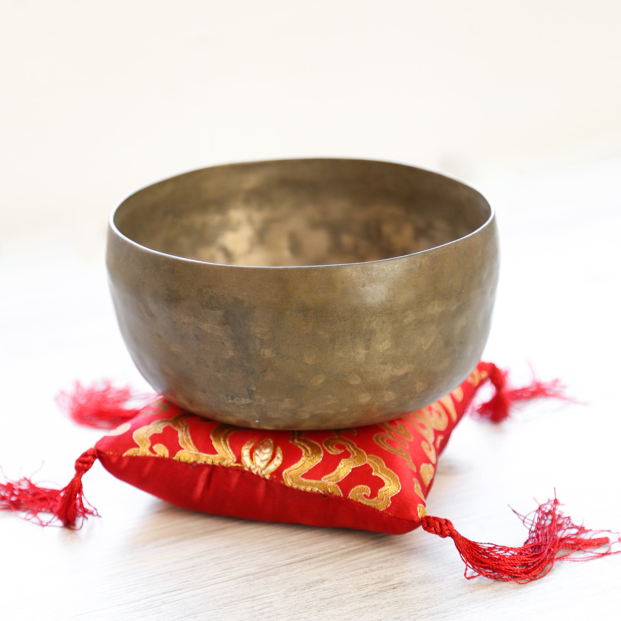 Antique Singing Bowl Throat Chakra 193 Hz