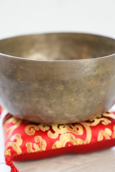 Antique Singing Bowl Throat Chakra 193 Hz